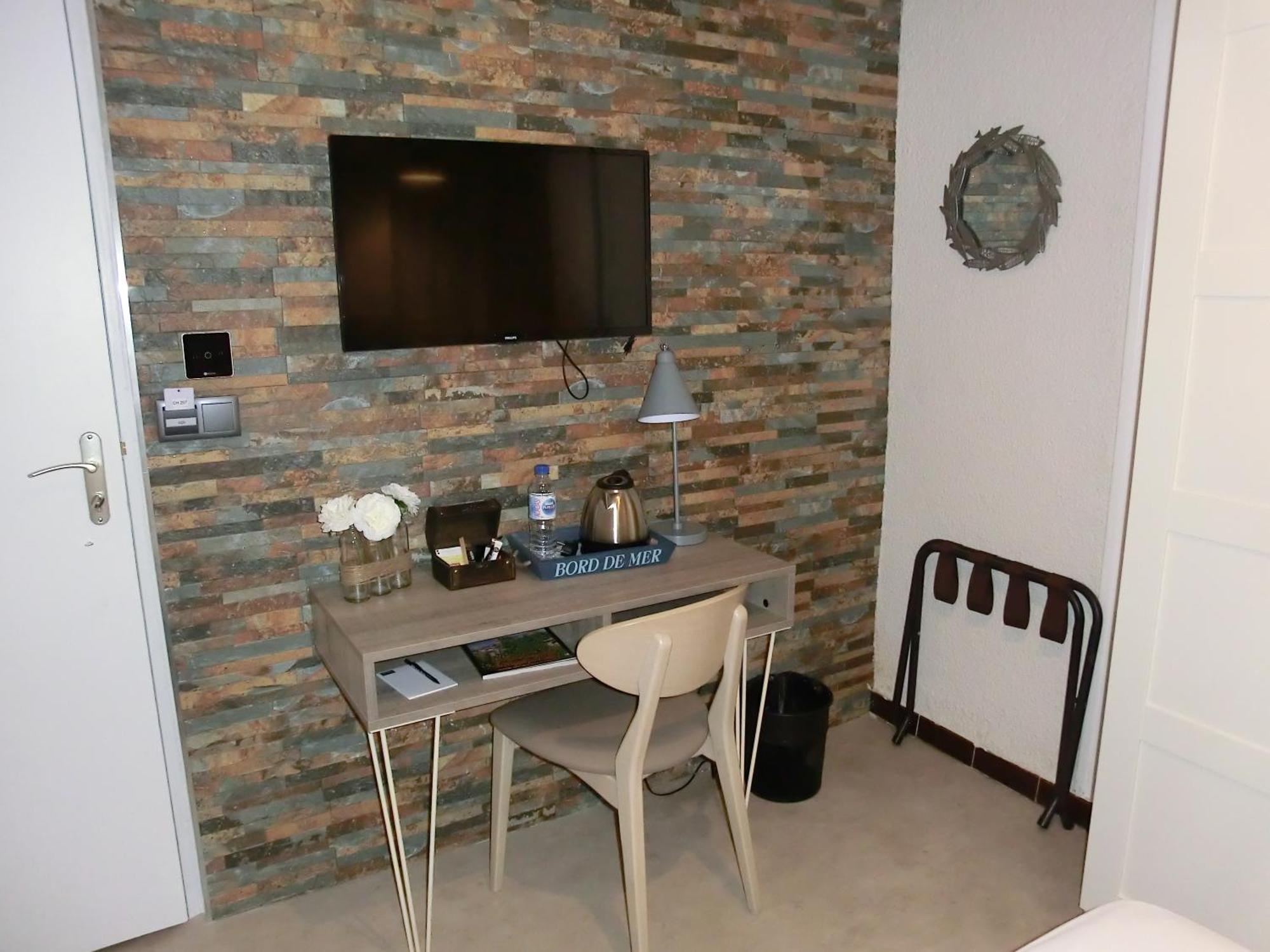 Hotel Sur Le Quai Порт Вендрес Екстериор снимка